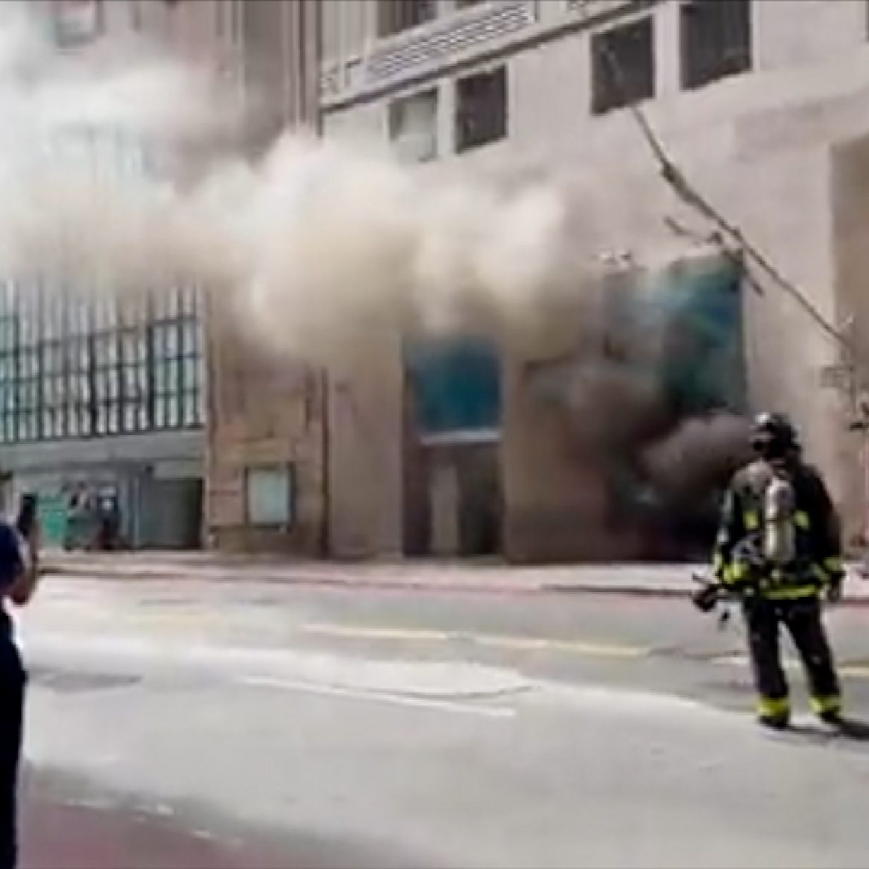 Fire breaks out at iconic Tiffany's jewellery store in NYC - BBC News