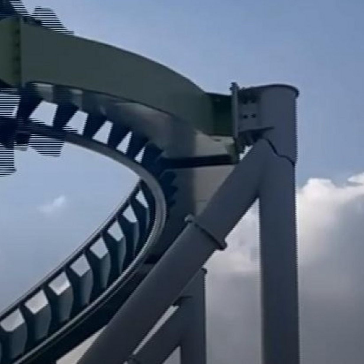 Crack in rollercoaster caught on camera