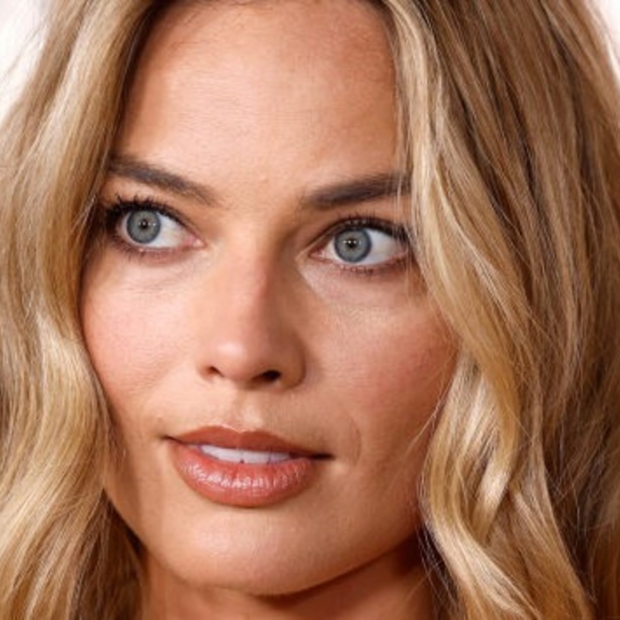 Margot Robbie loses voice at her first premiere since US actors