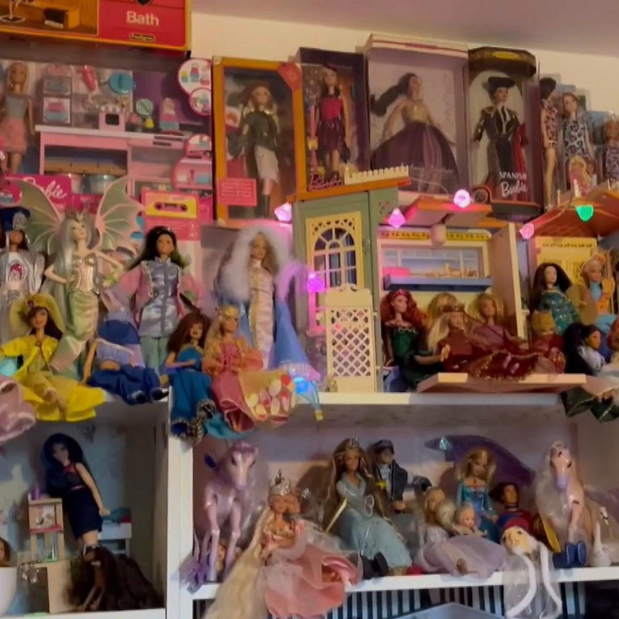 The Barbie collector with 800 dolls in her house - BBC News