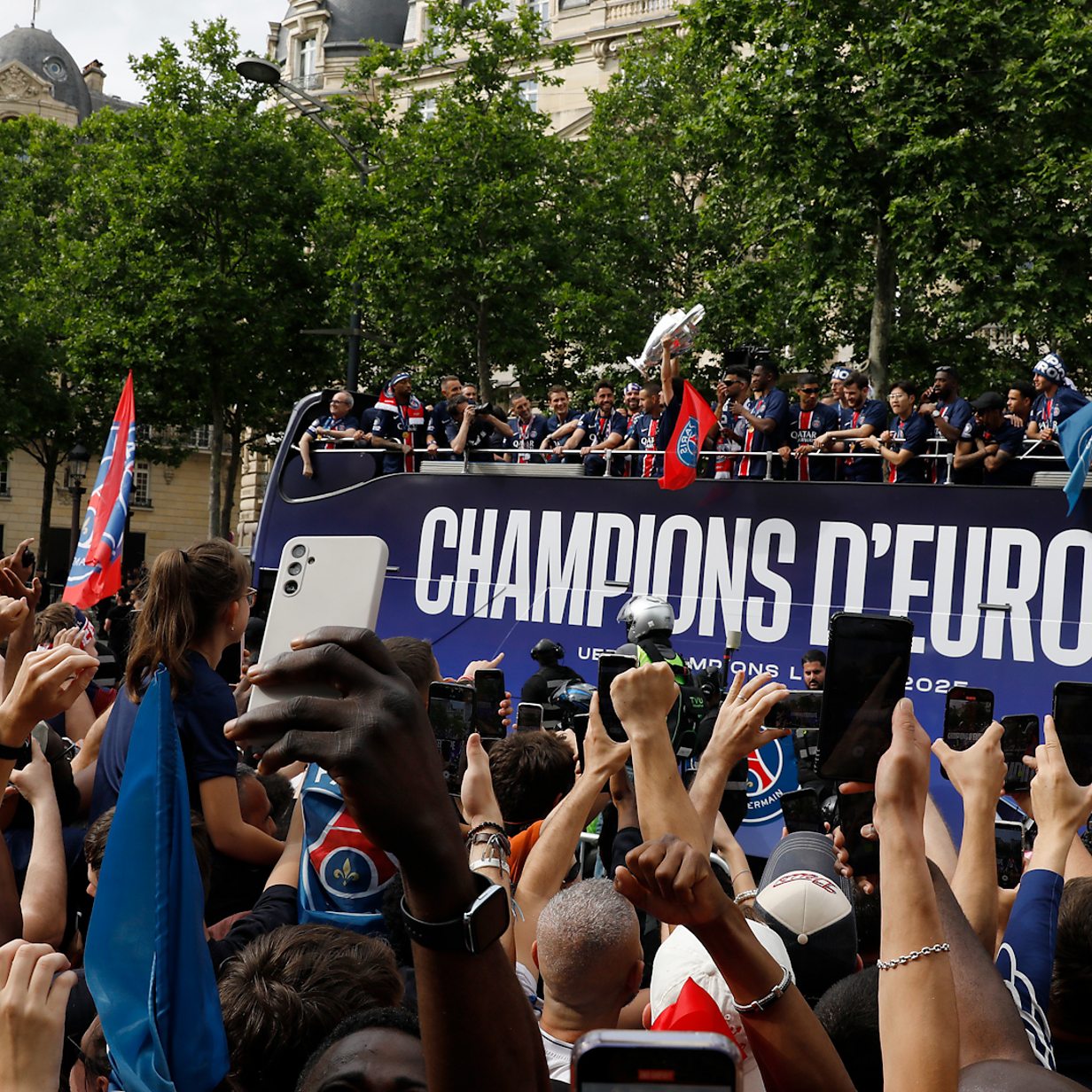 Champions League: Paris St-Germain parade trophy on Champs