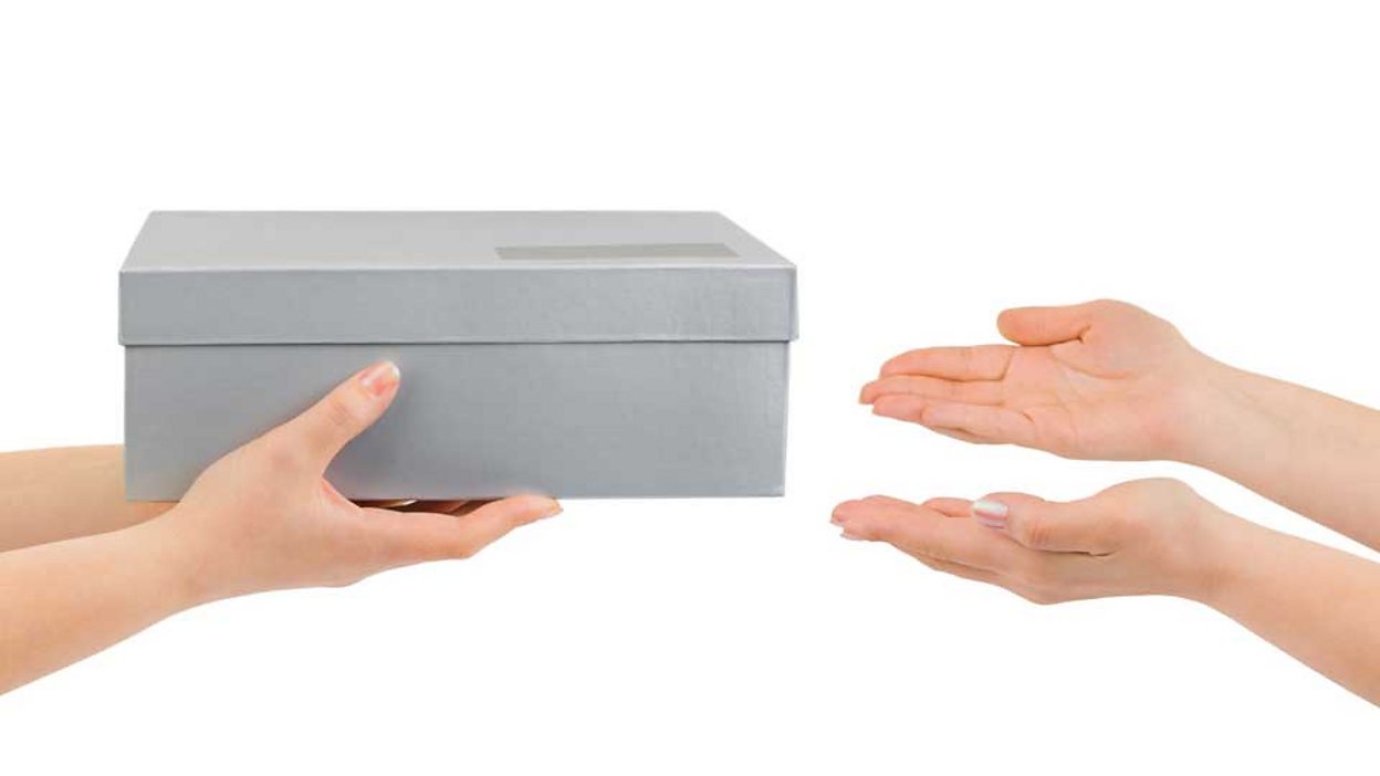 Cardboard box in hand. Коробочка в руках. Картонная коробка сверху. Посылка в руках. Deerma hand коробка.