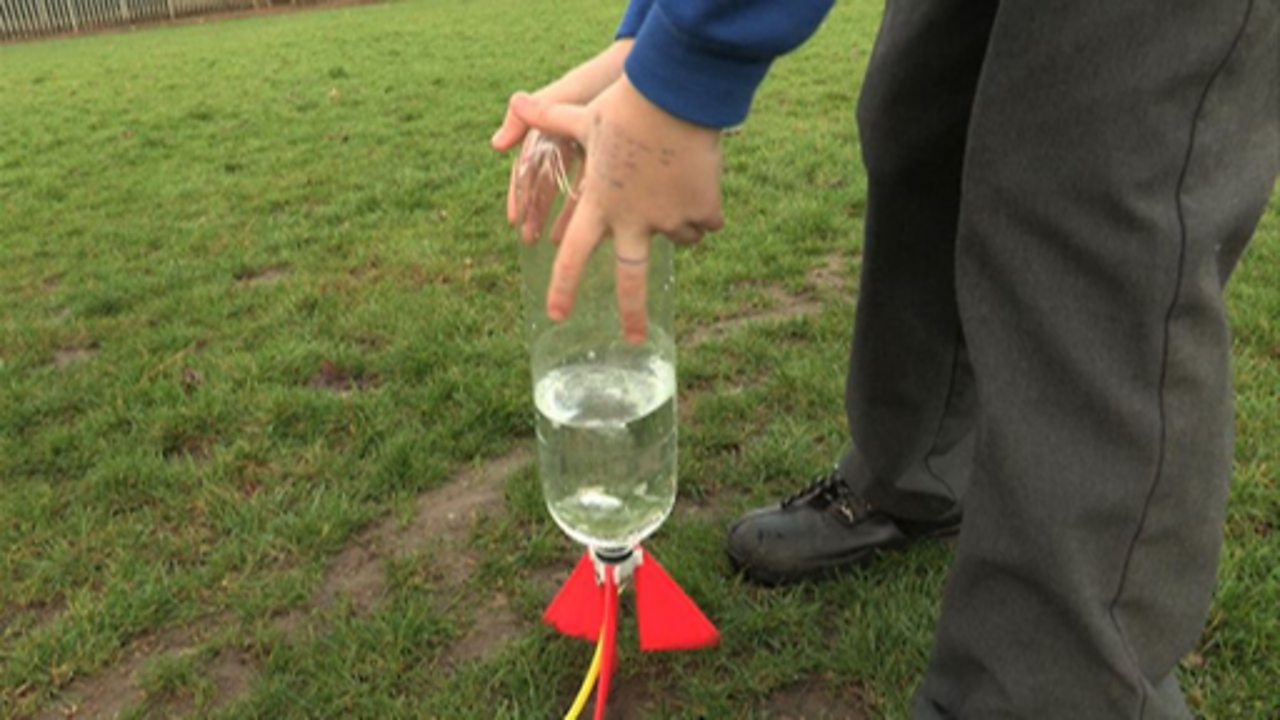 Experimenting propulsion with water rockets
