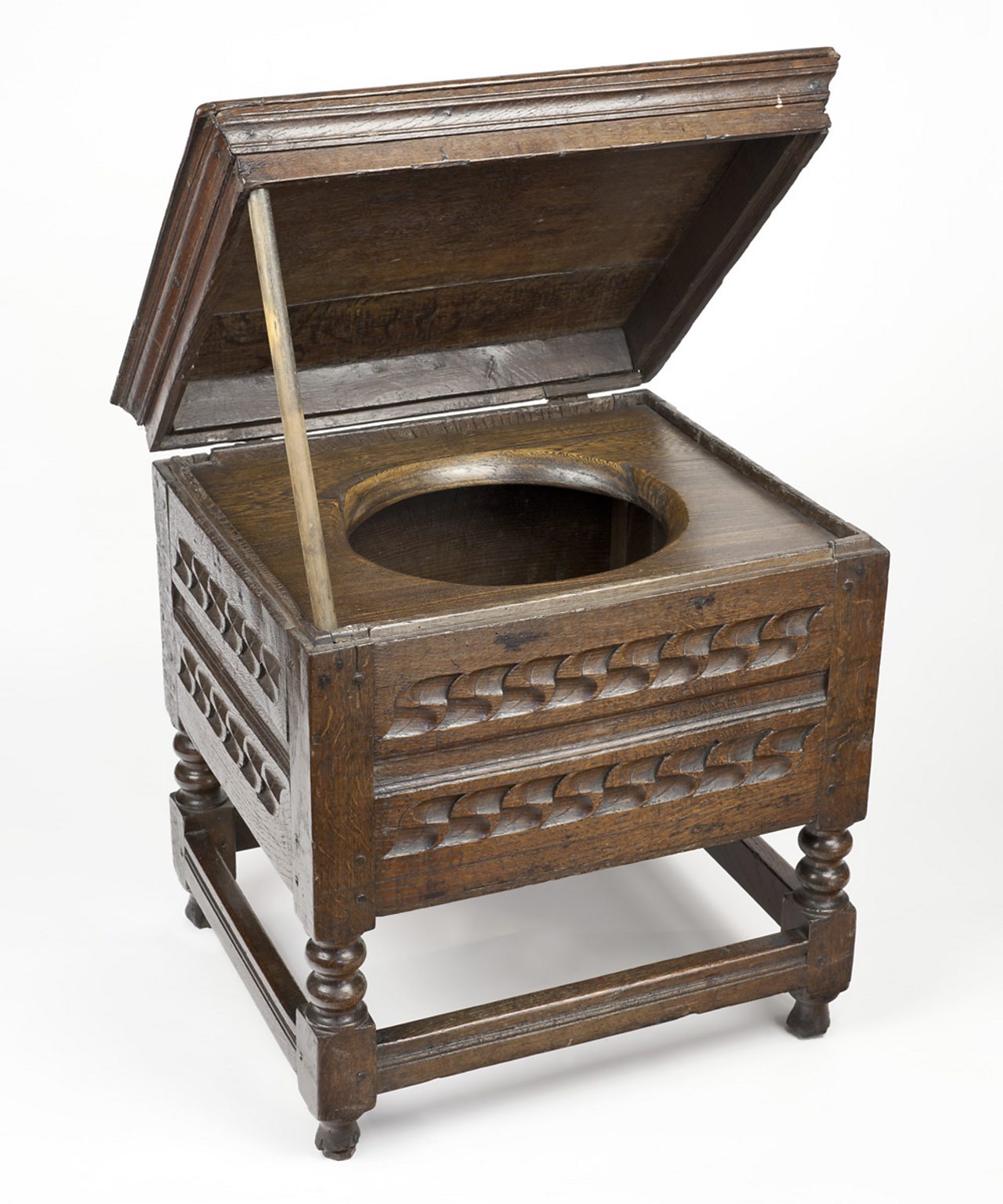 An early flush toilet