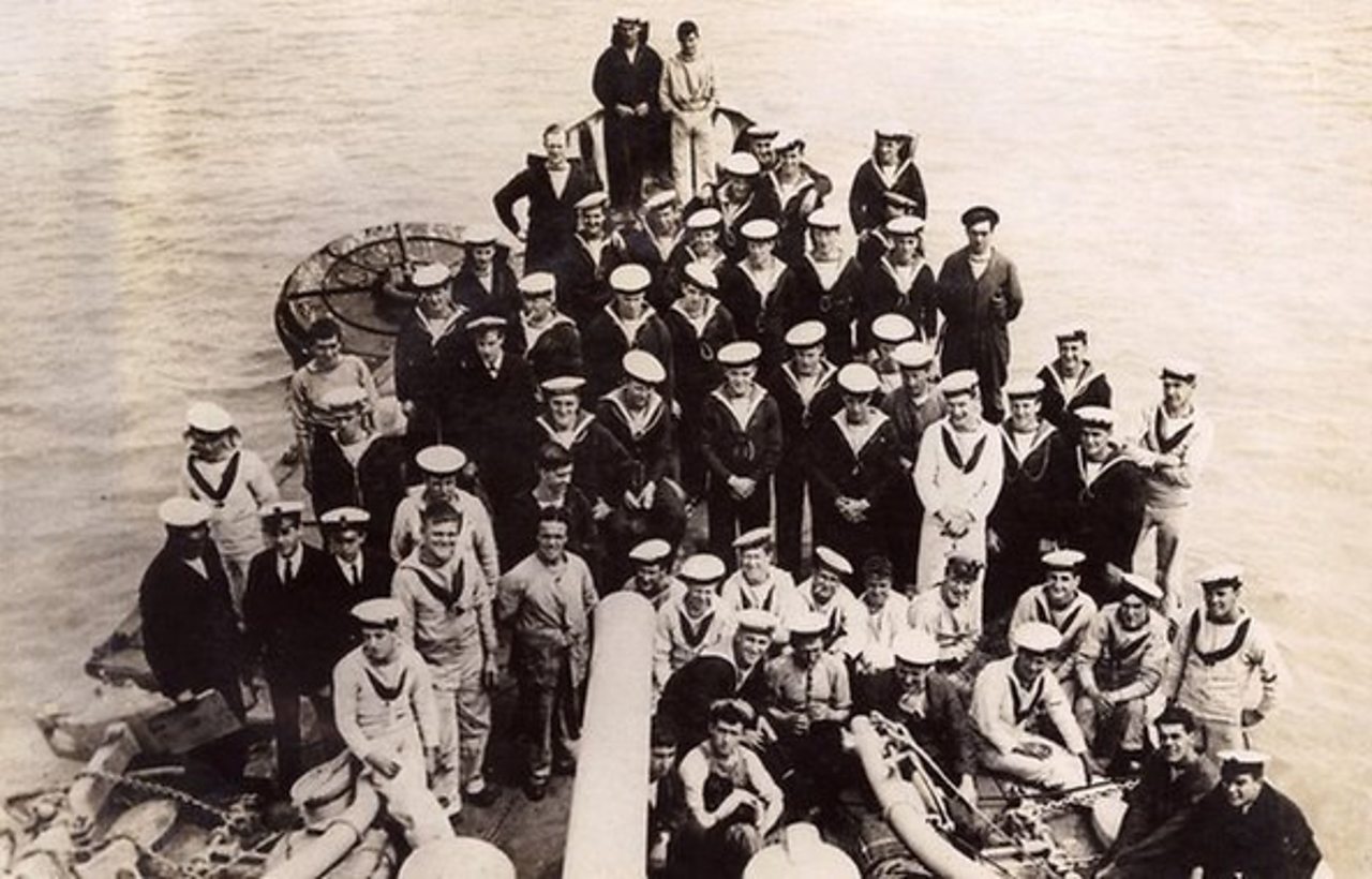 Crew of HMS Swift, a British high speed destroyer ship, on deck during World War One