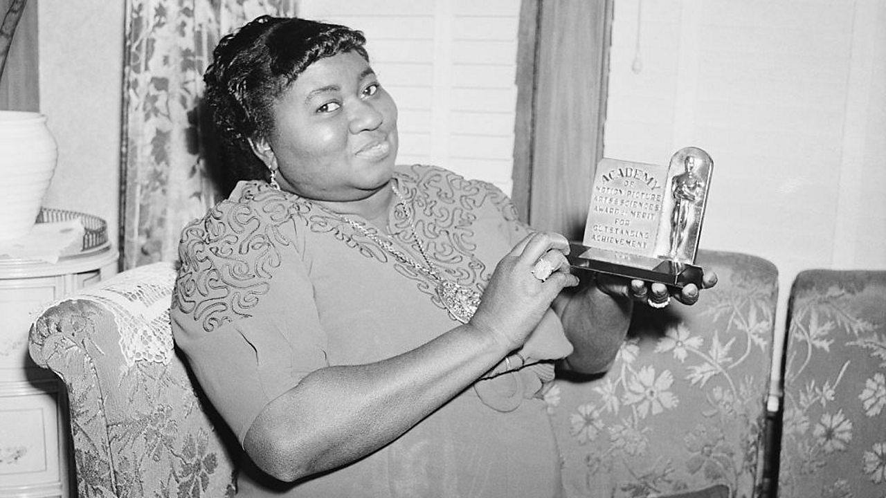 Hattie McDaniel holding her Oscar