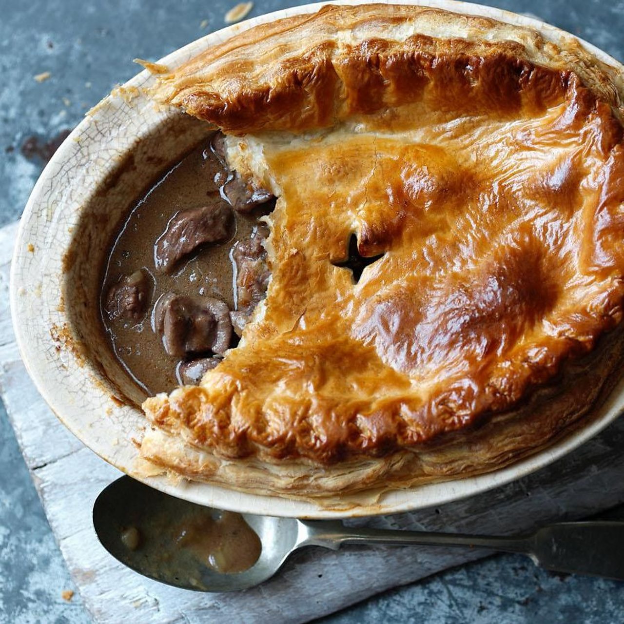 Steak pie. Steak and Kidney pie. Английские пироги. Пироги с бараньими почками. Пирог с мясом и почками.