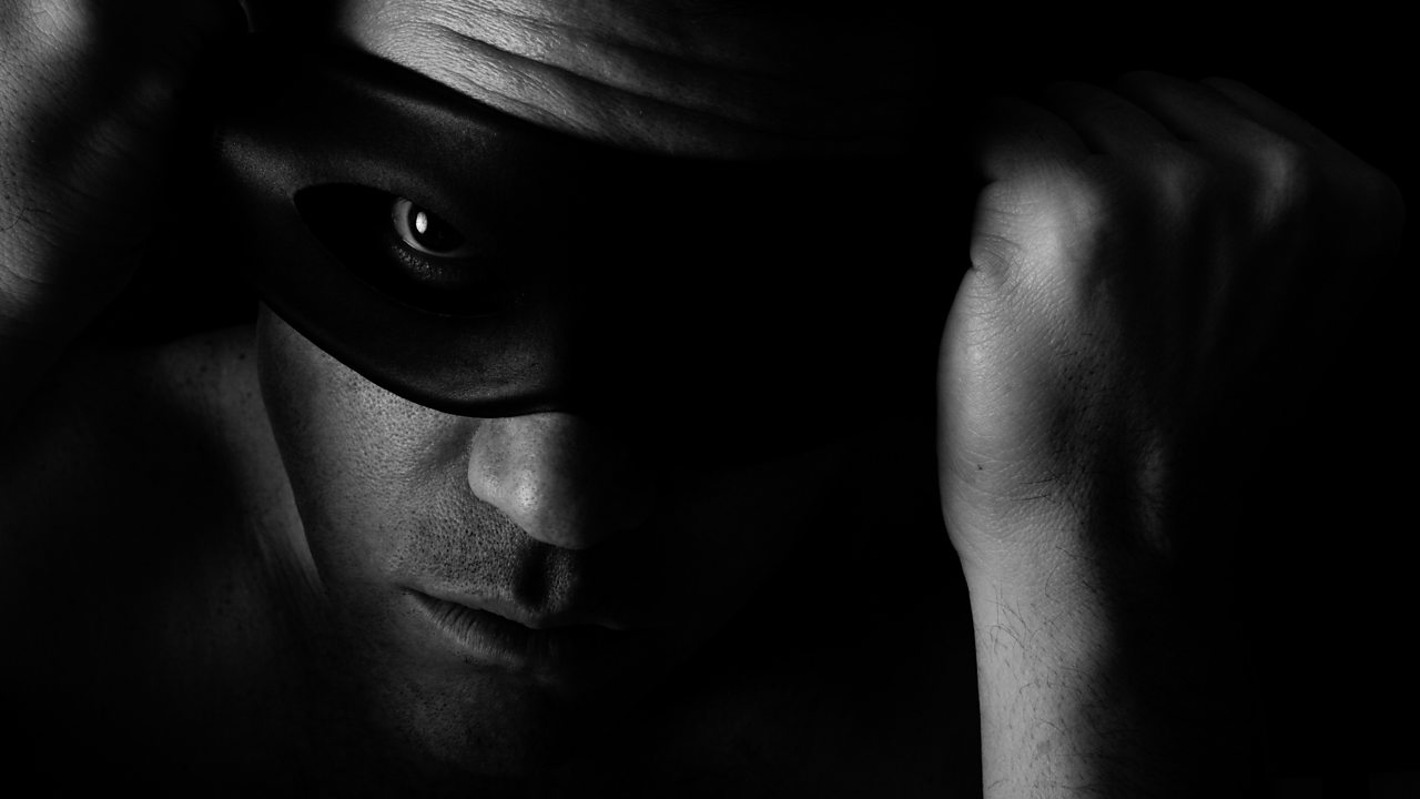 Putting in the dark. Putting in the dark. Сидит в темной комнате. Лицо в полумраке. Полумрак в комнате.