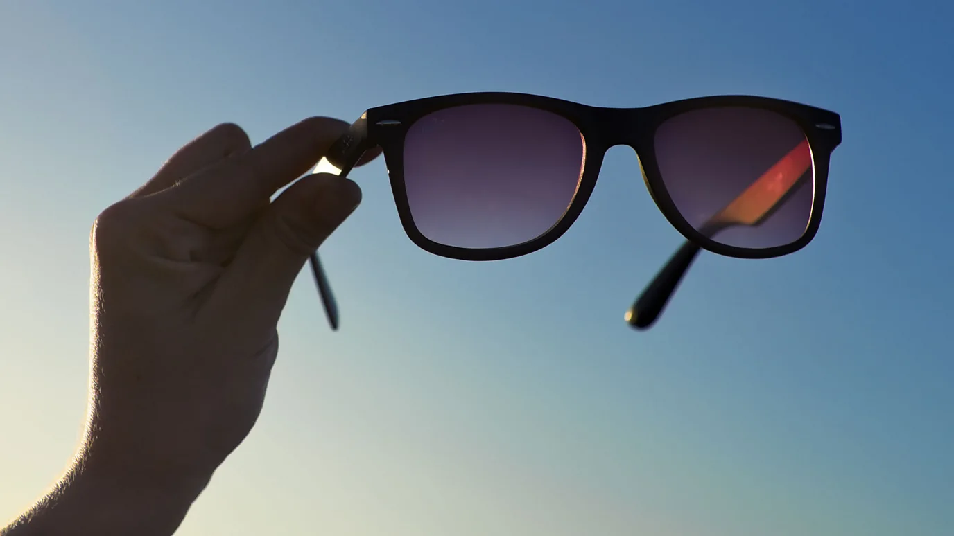 Использование солнцезащитных очков. Оптика ray ban. Яркие очки. Много очков. Модные женские очки.