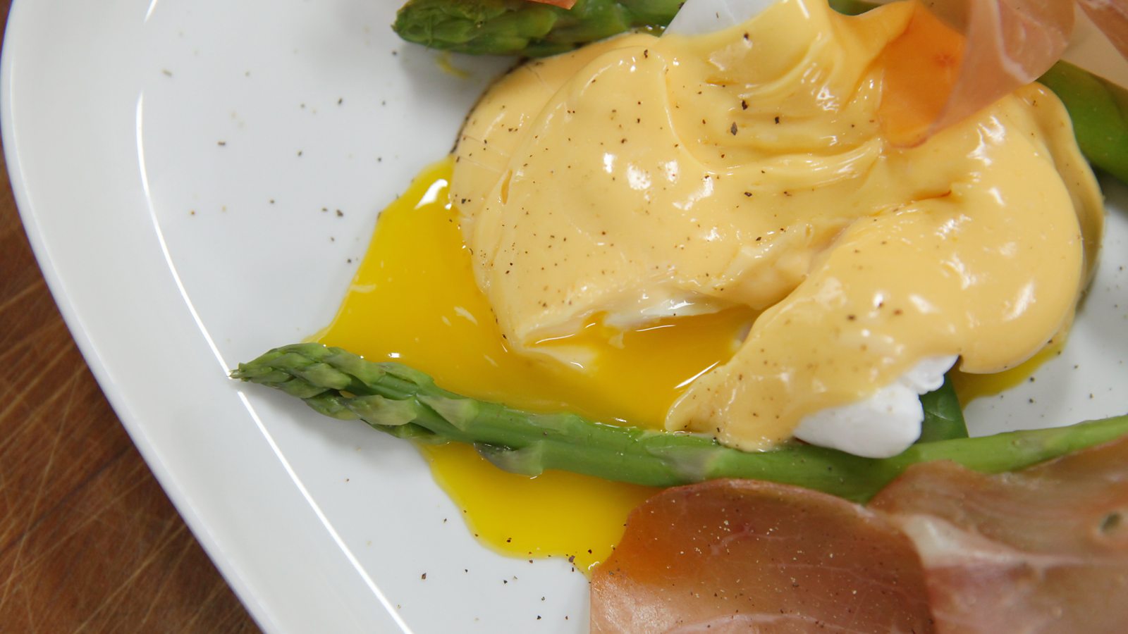 Asparagus with cured ham, poached duck egg and hollandaise sauce recipe