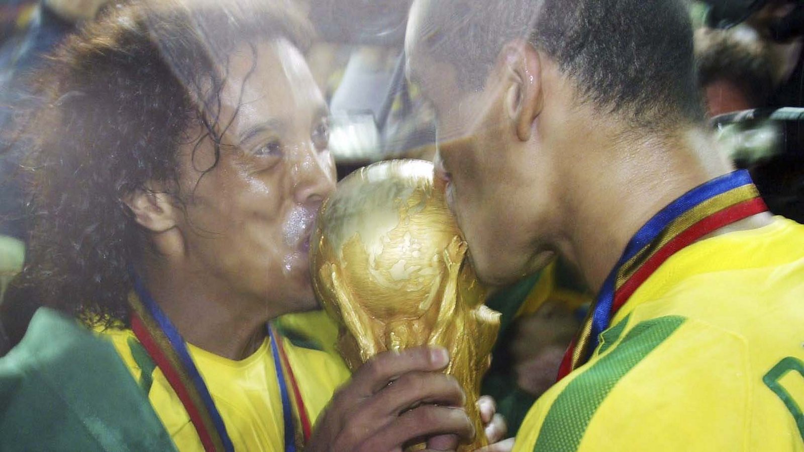 Ronaldinho and Rivaldo with the World Cup 2002