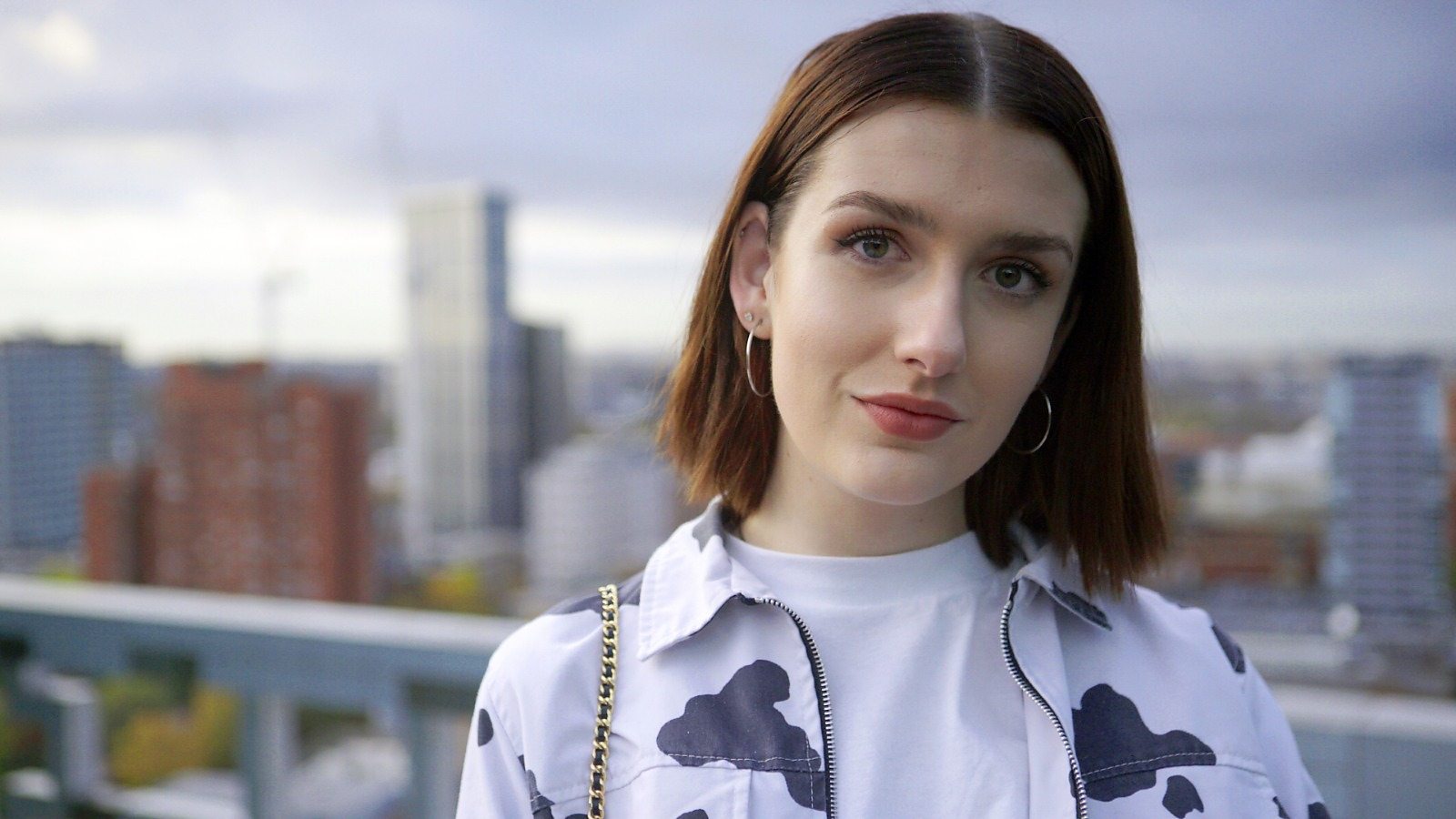 Yalangoch qizlar ish stolida raqsga tushishadi