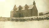 Dachaigh an teaghlaich ann am baile Ghrialainn