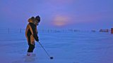 Does Alexander Kumar get a hole in one?
