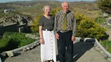 Catriona agus an duine aice, Calum aig an dachaigh ann an RÃ nais.