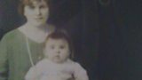Catriona na pà iste còmhla ri h-athair ‘s a mà thair ann an Canada