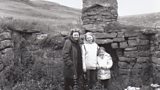 Alison còmhla ri mathair agus a piuthar Meg aig taigh an sin-seanair
