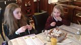 Ailsa agus Hannah ag ithe biadh Sìonach
