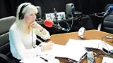 Cathy anns an stiùidio ann an Dùn Èideann