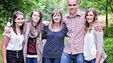 An t-Urr Calum Iain MacLeòid, a' bhean Dina agus a' chlann-nighean Anne Marie, Rachel Kate agus Eilidh