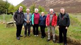Coinneach, Seòras MacDiarmaid, Criosaidh Lawson, Tina NicLeòid, Seonaidh MacAmhlaigh agus Iain Caimbeul fo sgà il Beinn Mhaòdail