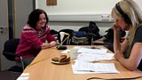 Shona NicIllFhaolain còmhla ri Cathy