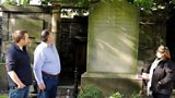 Ruairidh MacÃŒomhair, Marc Wringe agus Alison Lang aig an uaigh aig Robert Fergusson