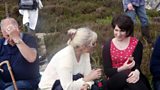 Cathy a' còmhradh ri Jayne NicLeòid