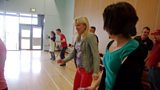 Cathy a' feuchainn air Line dancing le taic bho Jayne NicLeòid