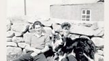 Iain, a bhrà thair Sandy agus cù sa bhliadhna 1957