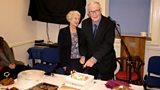 Mgr MacLeòid le cèic a cheann-bliadhna