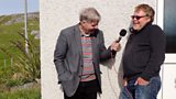 Coinneach agus Pòl MacCallum taobh a-muigh an taighe