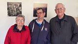 Mina, Iain agus Donnie Mac a’ Ghobhainn ann an dachaigh ùr Iain
