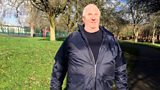 Dòmhnall a’ gabhail cuairt sa phà irc faisg air a dhachaigh ann am Birmingham