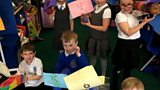 Sgoilearan Bun-sgoil Chon-dobhrait ag obair air pròiseact mu dheidhinn Abhainn Chluaidh