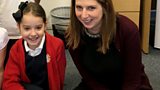 Amy ag innse do Lisa mu na cur-seachadan aice