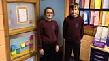 Na 'Roving Reporters' Verity agus Dylan à Sgoil nan Loch an Leòdhas