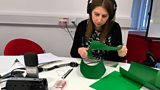 Lisa trang ag obair air blà th-fhleasg na Nollaig