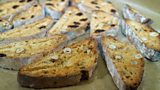 Na Biscotti aig Griogair le Cnothan-Challtainn agus Sirisean Thioram