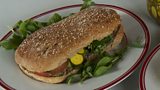 Ceapaire Buabhaille le Rolaichean Min-eòrna Bere / Buffalo Beremeal Sandwich