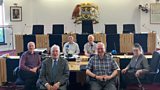 Còmhla ri Coinneach tha Dòmhnall Mà rtainn, Ùisdean Robasdan, Ailig Dòmhnallach, Murchadh Moireach agus Mòrag Rothach.