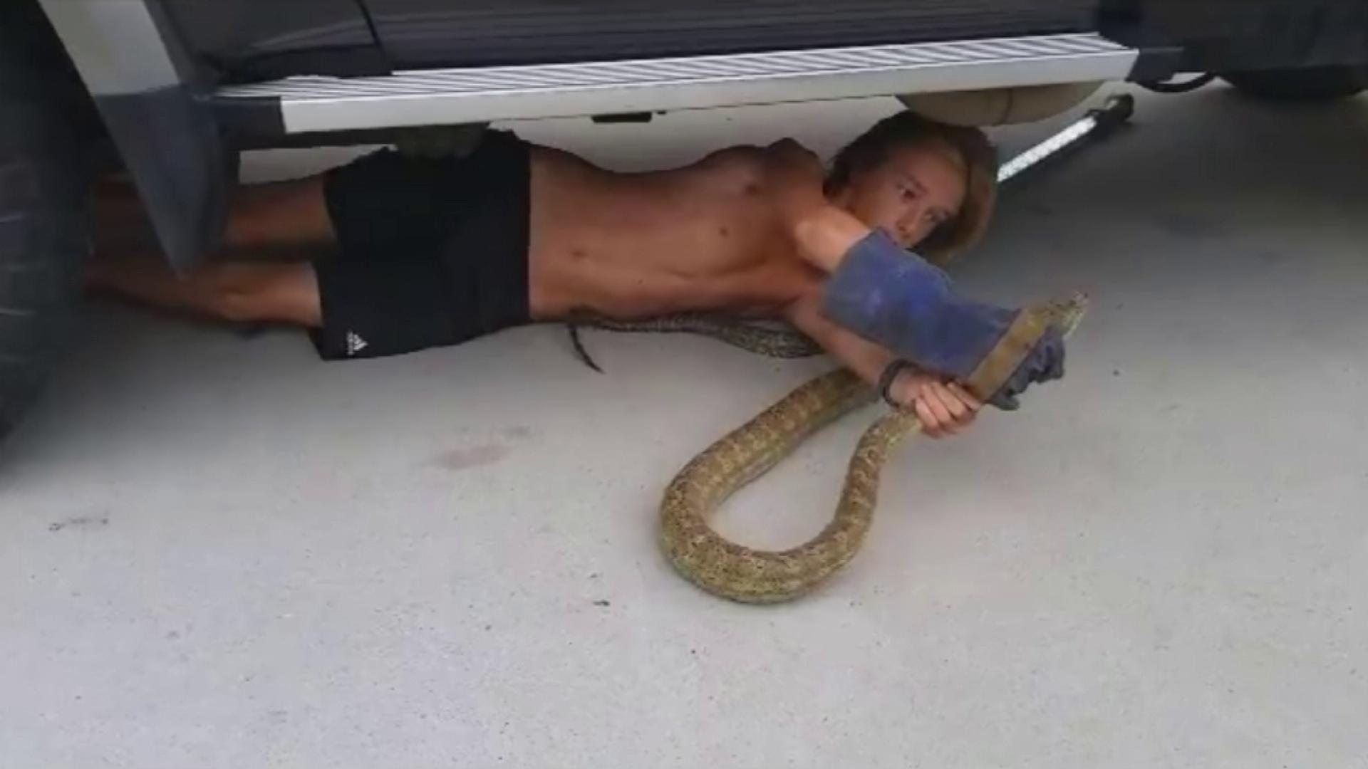 Golf fans react to HILARIOUS FAKE SNAKE prank on the golf course! |  GolfMagic
