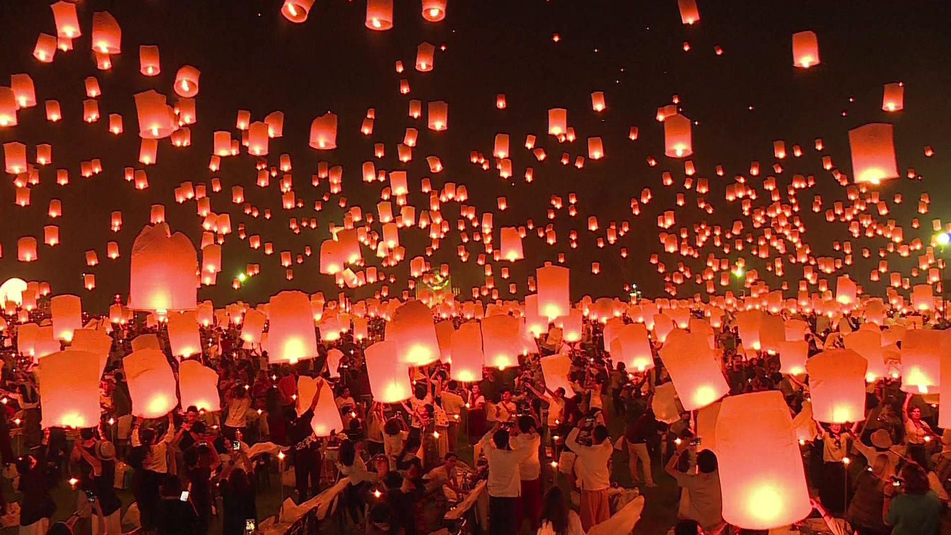 Наблюдать за зрелищем. Фестиваль небесных фонариков в Китае. Фестиваль тысячи огней. Небесный фонарь в небе. Фонарики взмывают в небо.