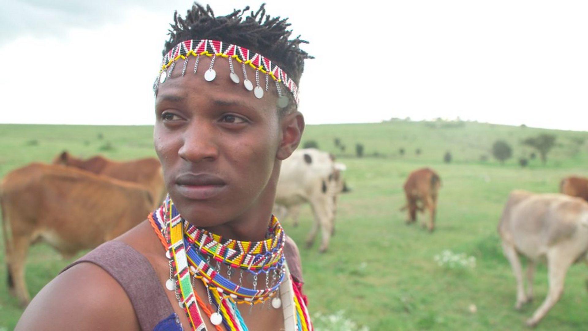 Giving birth in a traditional Maasai hut in Kenya - BBC News