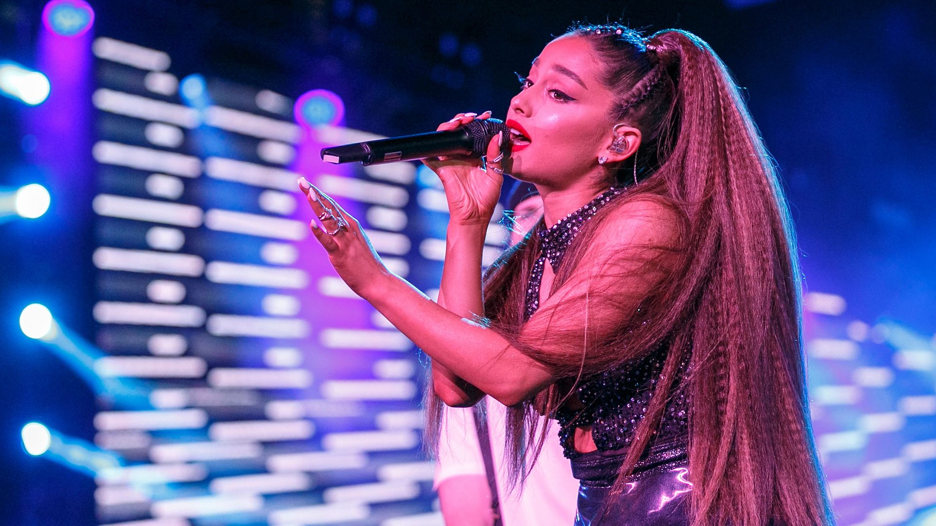 Ariana Grande Covers Whitney Houston's 'I Have Nothing' in Concert