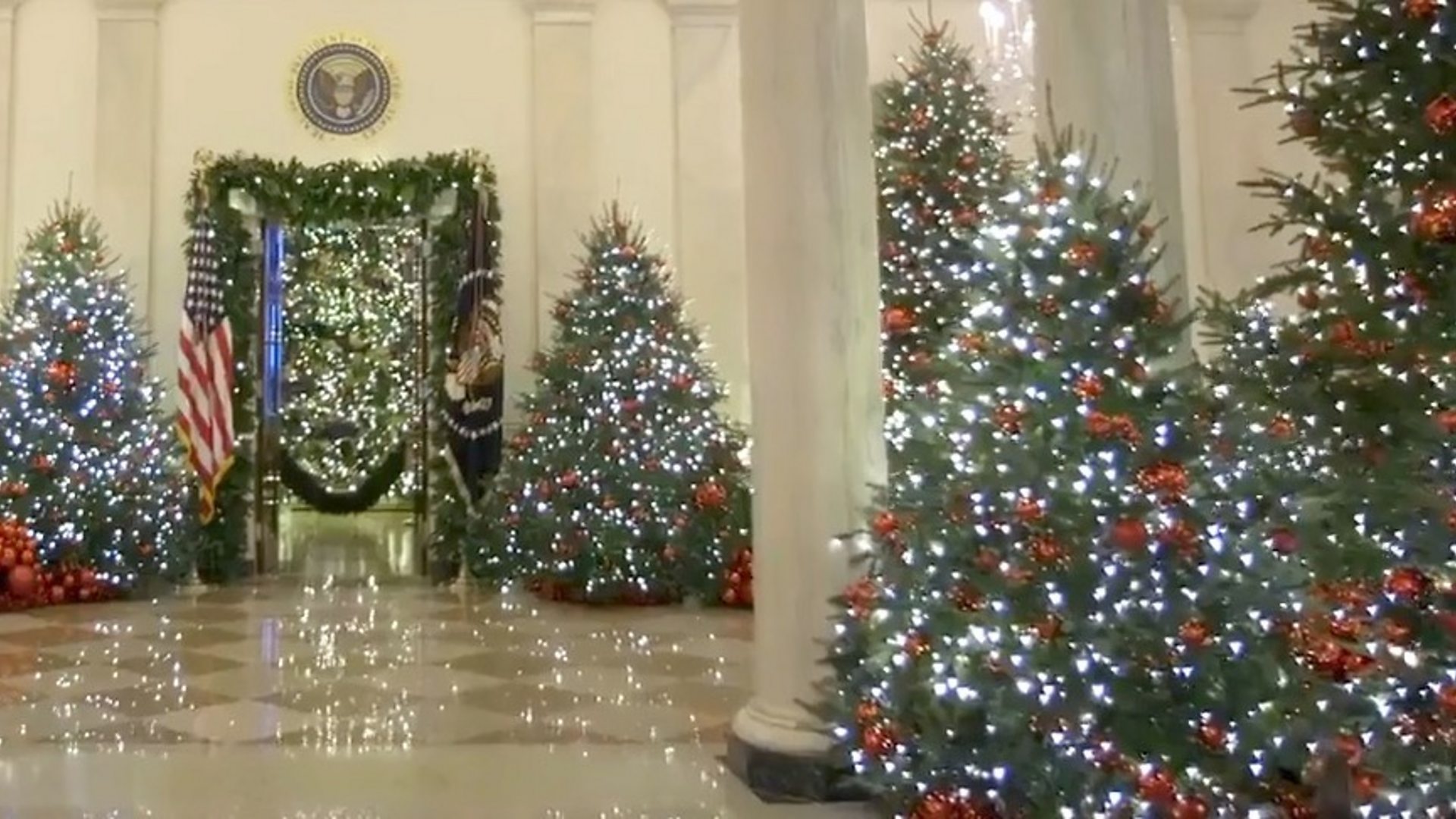 Melania Trump Unveils Christmas Decorations - Christmas decorations in ...