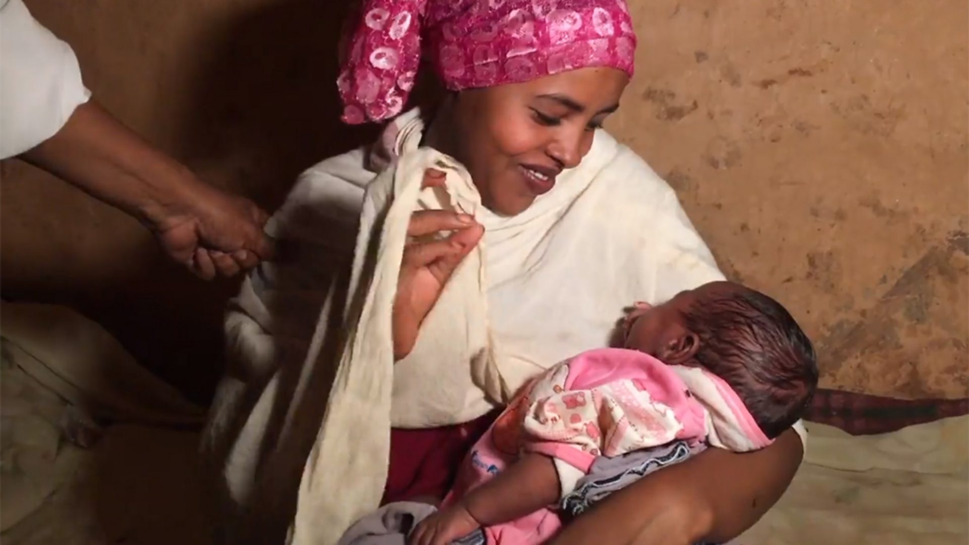 Giving birth in a traditional Maasai hut in Kenya - BBC News