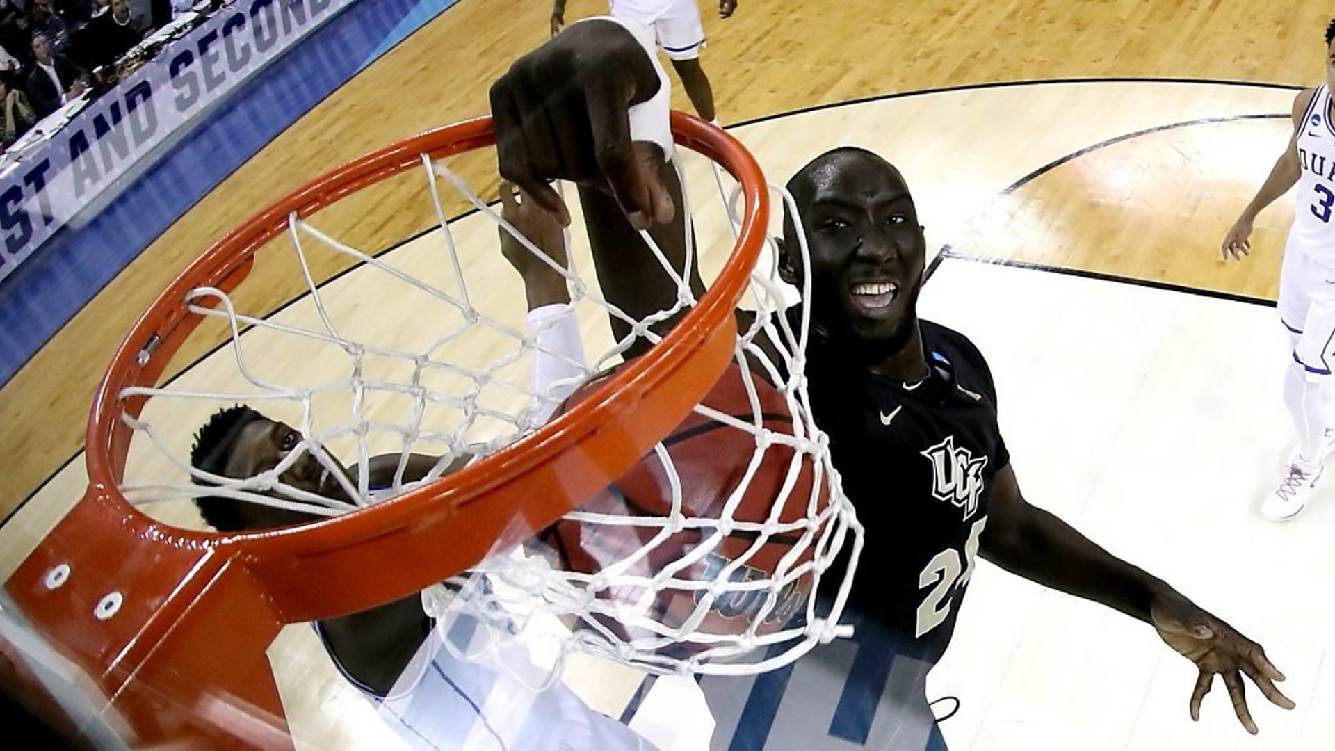 Sparsommelig nyse lærred Tacko Fall: The tallest man in the NBA - BBC News