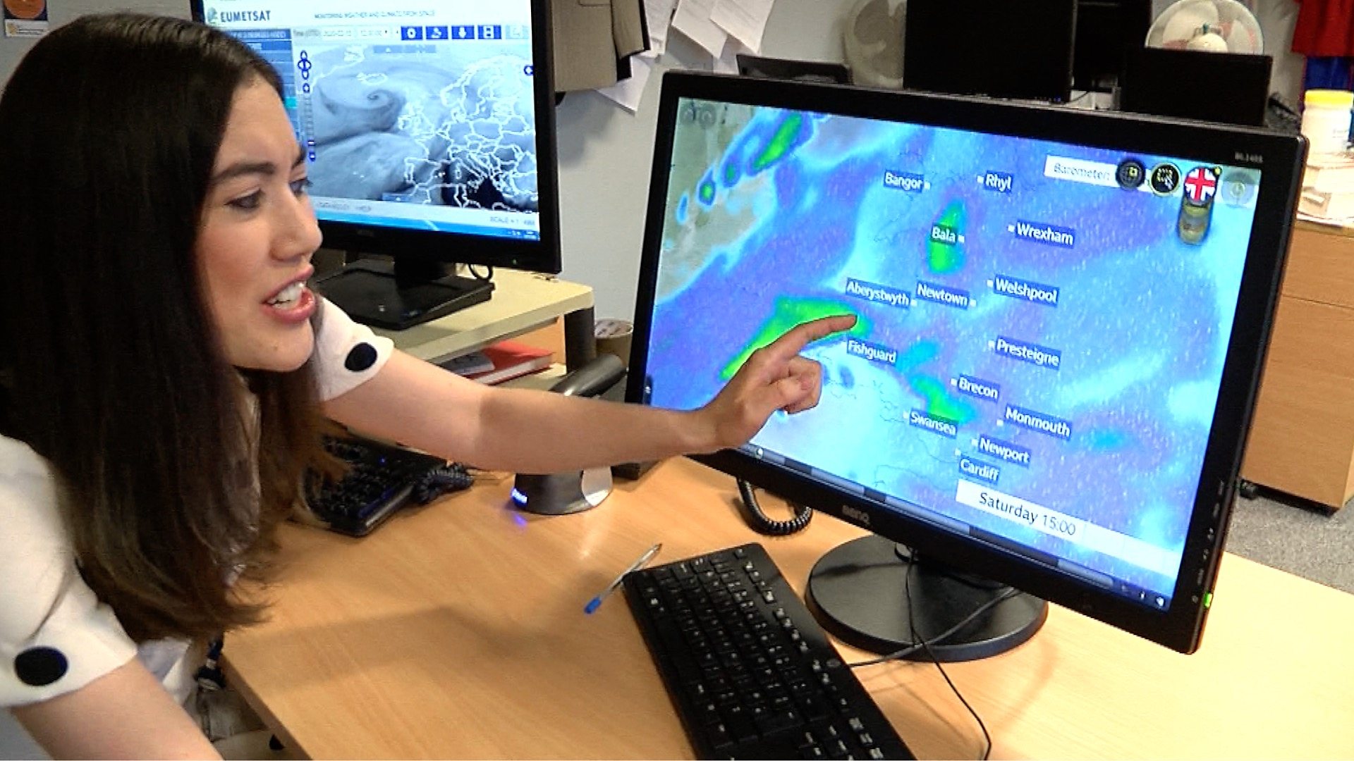 BBC Wales weather presenter Sabrina Lee on Storm Dennis - BBC News