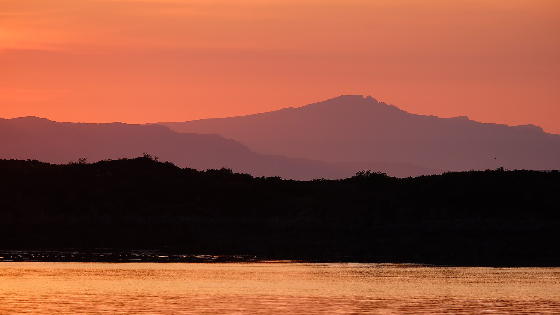 Spectacular sunsets light up UK skies - BBC News